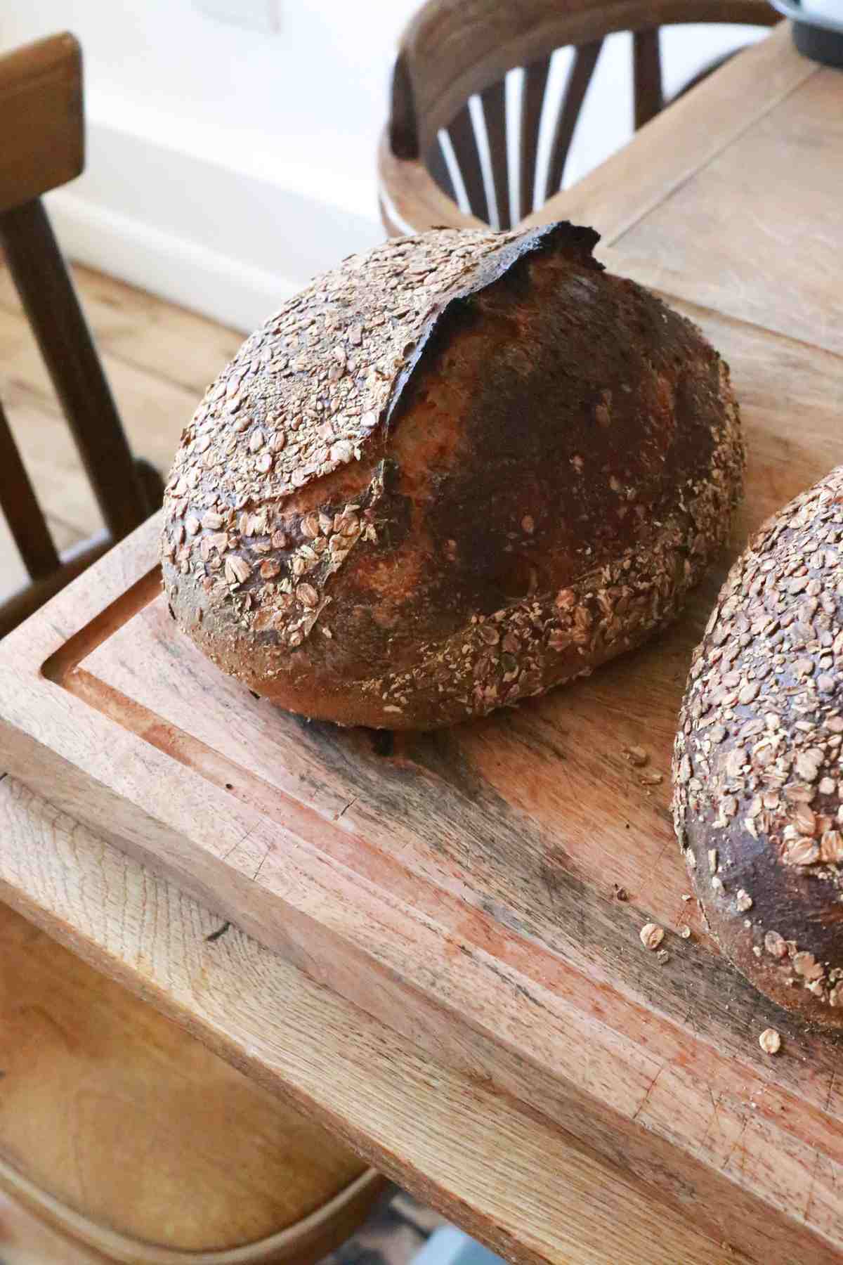 Frisch gebackenes Sauerteigbrot auf rustikalem Holztisch